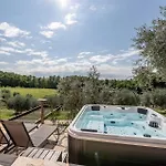 Dolce Colle Фермерский дом *